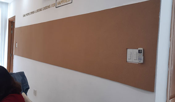cuộn bần dán trên tường