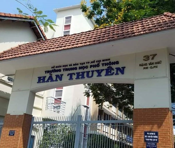 Sơn phục hồi bảng tại trường PTTH Hàn Thuyên